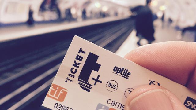Île-de-France : le ticket de métro cartonné disparaît et sera remplacé par des cartes sans contact
